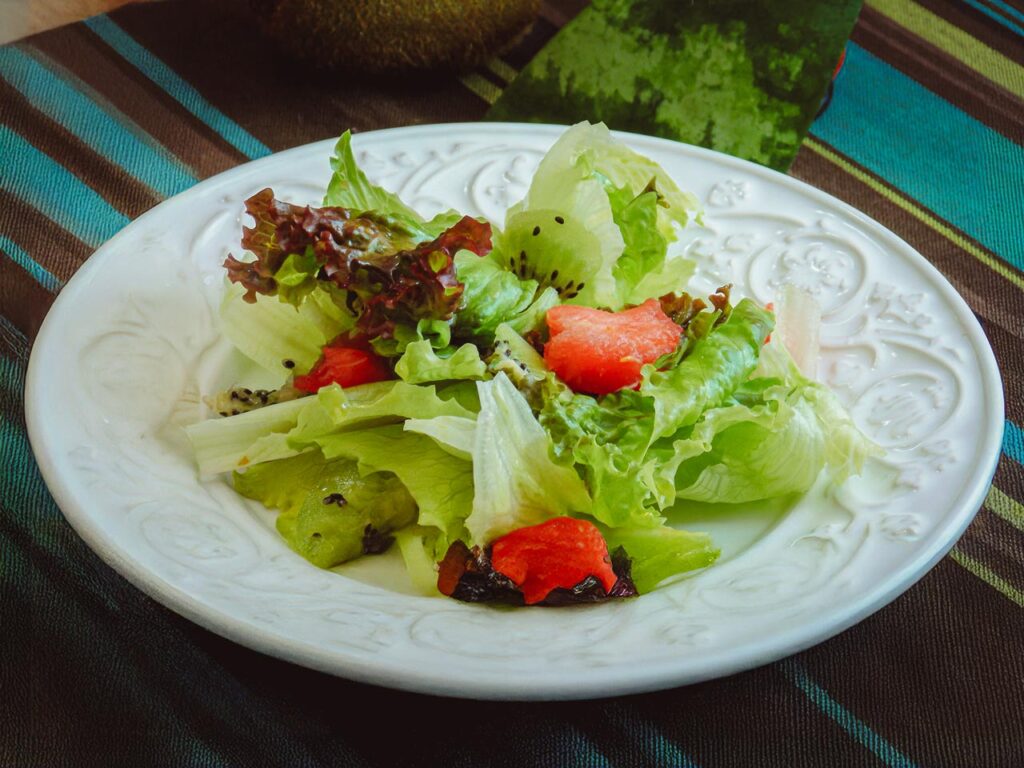 Salada de folhas com melancia e kiwi