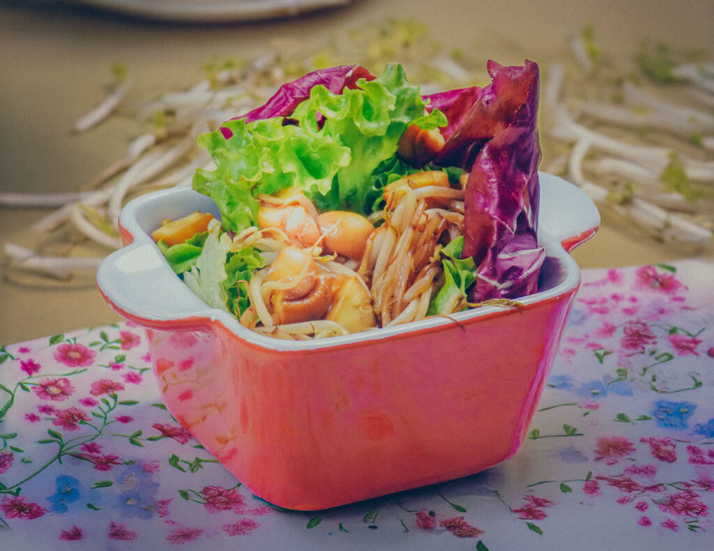 Salada de broto de feijão com champignon